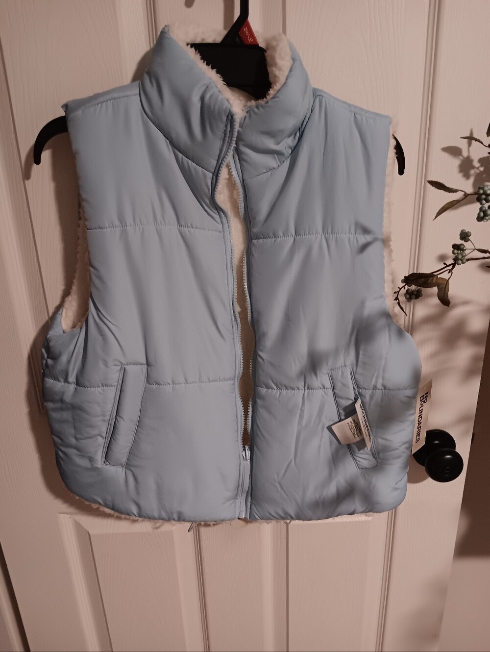 No Boundaries Light Blue Reversible Faux Fur Puffer Vest - Women. NWT Medium.
